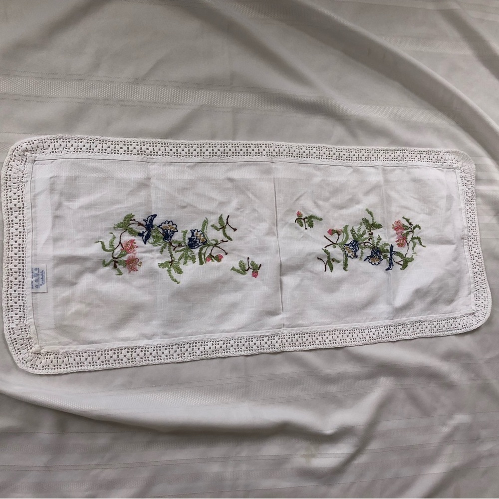 Vtg Jobelan Germany Embroidered Floral Table Runner - Picture 9 of 12